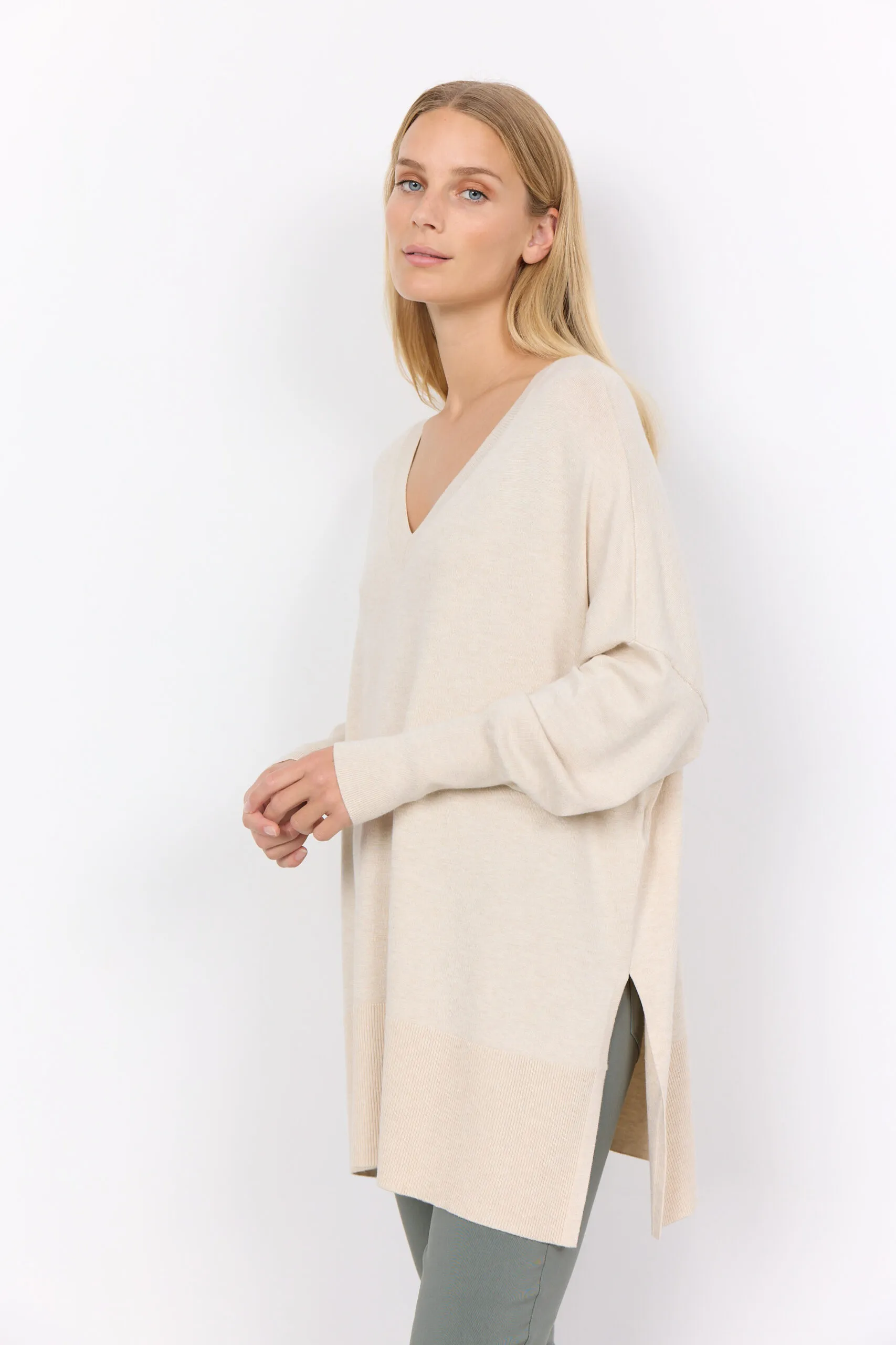 Dollie 728: Pullover Femminile in Morbido Blend di Viscosa e Nylon – Disponibile in Nero e Beige – Taglie dalla S al