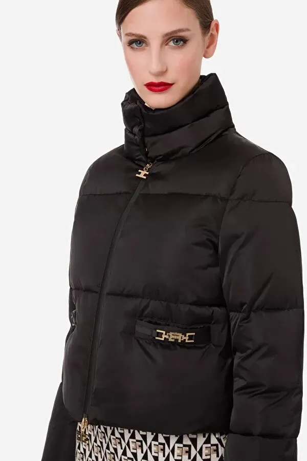 ELISABETTA FRANCHI Piumino crop imbottito con accessori gold