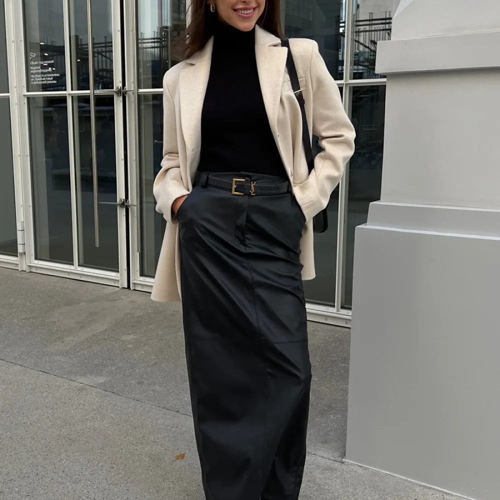 Gonna in pelle PU e gonna da donna con rivestimento sui fianchi in pelle lucida metallizzata con cuciture a fessura primaverile