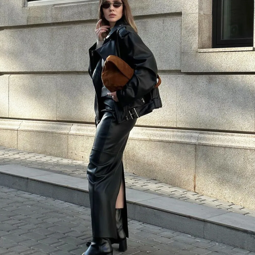 Gonna in pelle PU e gonna da donna con rivestimento sui fianchi in pelle lucida metallizzata con cuciture a fessura primaverile
