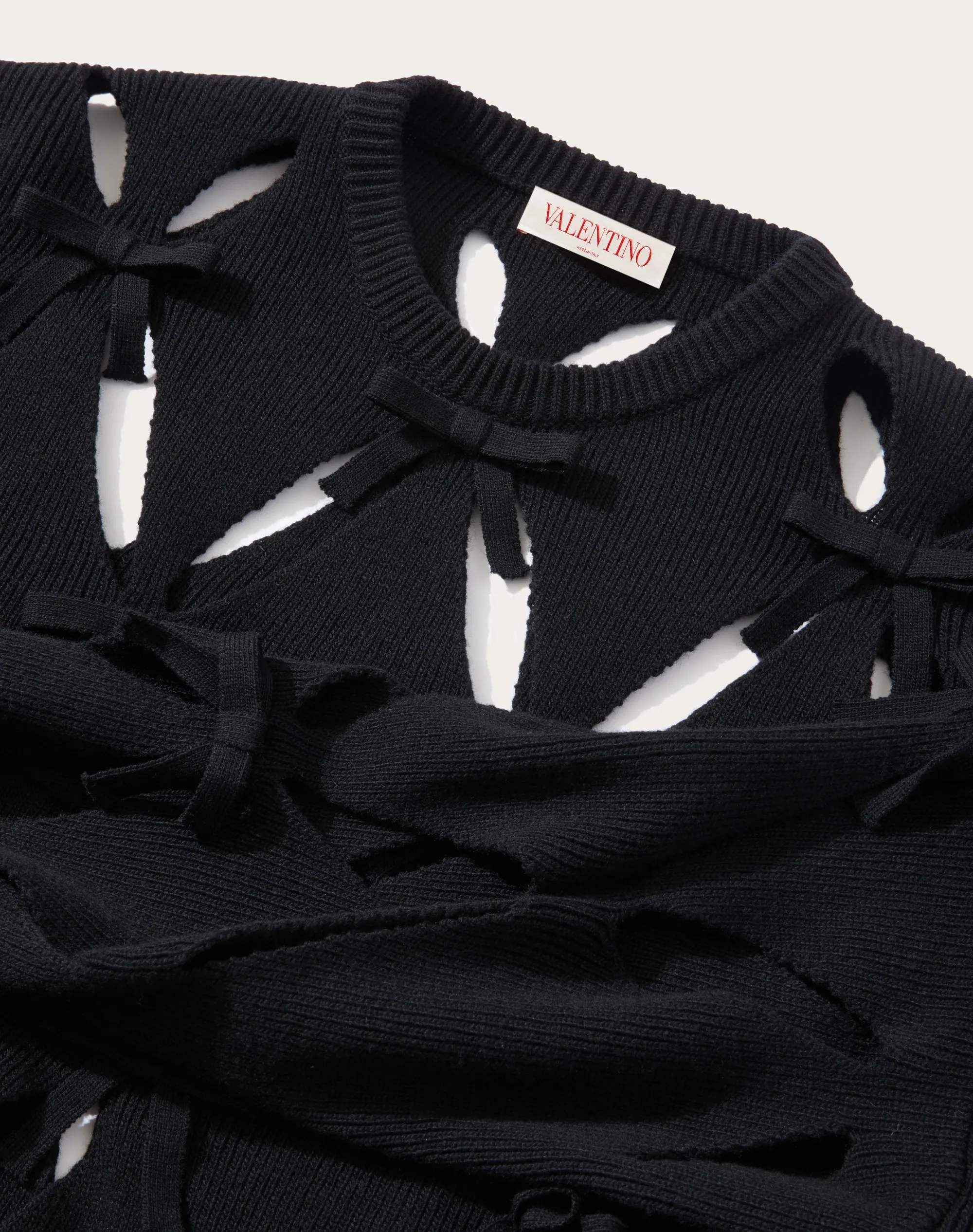 MAGLIONE IN LANA CON RICAMO ROMBI CUT-OUT E FIOCCHI