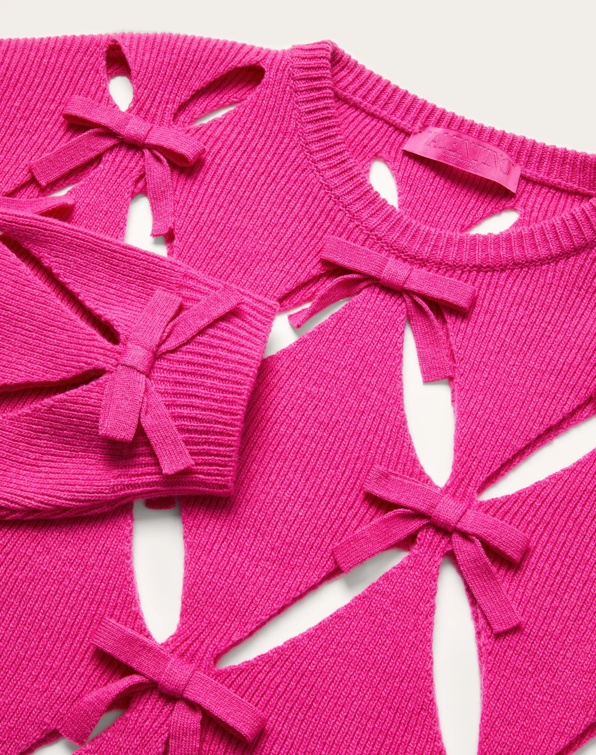 MAGLIONE IN LANA CON RICAMO ROMBI CUT-OUT E FIOCCHI