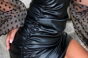 Minigonna aderente in similpelle con dettagli arricciati Ginerve, nero