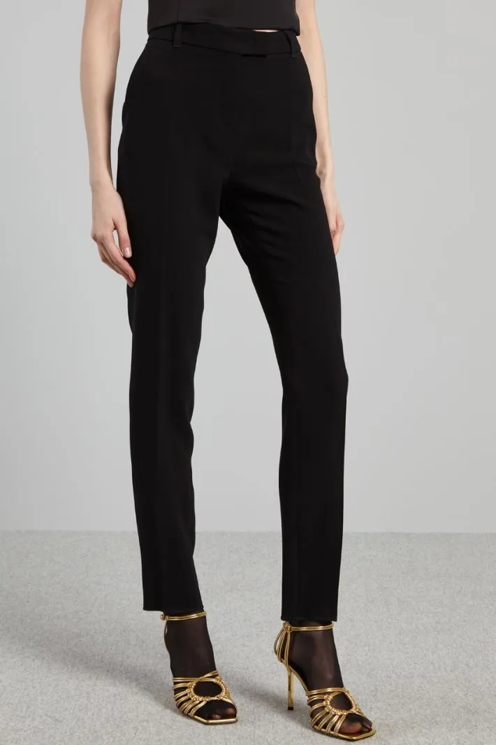 Pantaloni con piega stirata