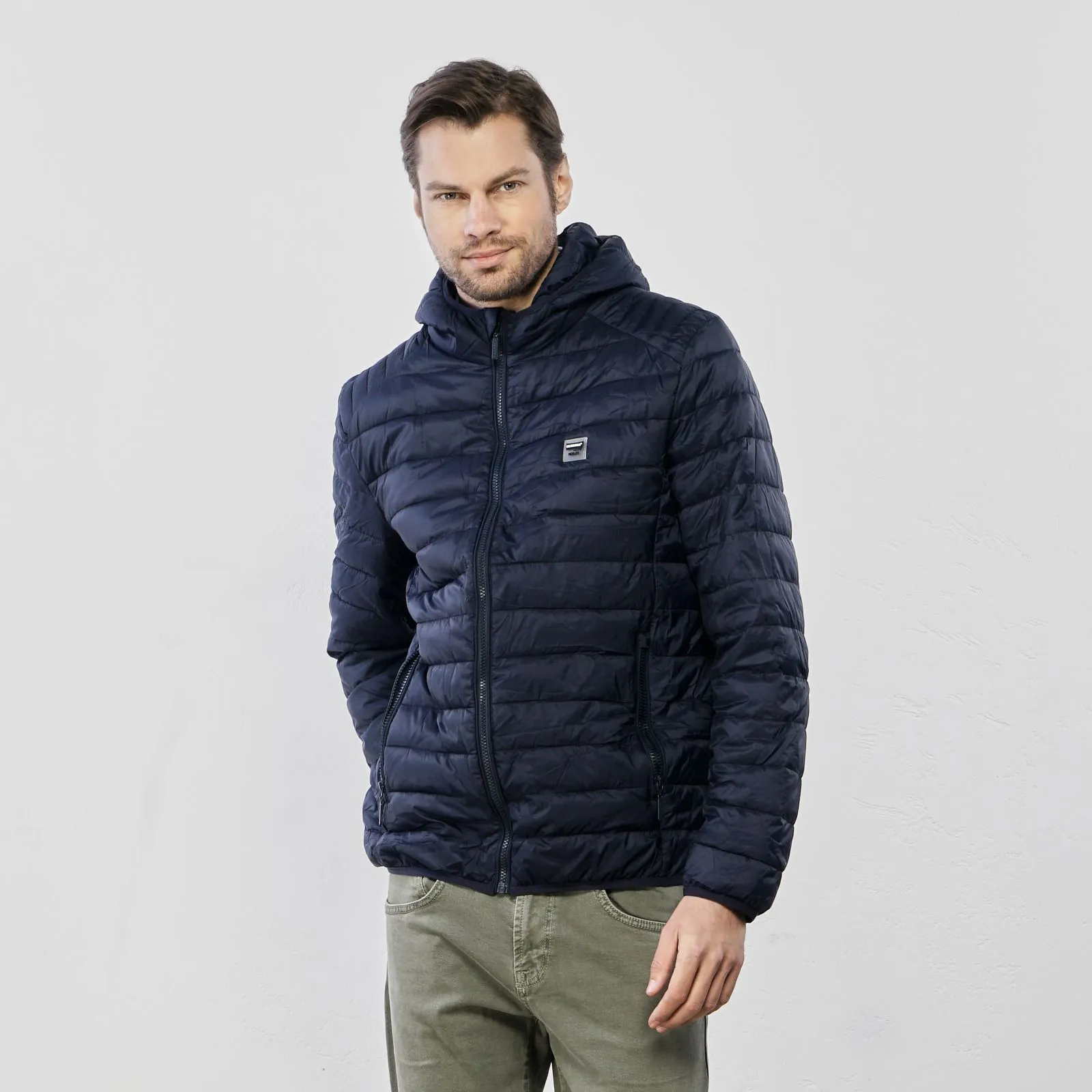 Piumino leggero blu scuro con tasche e cappuccio