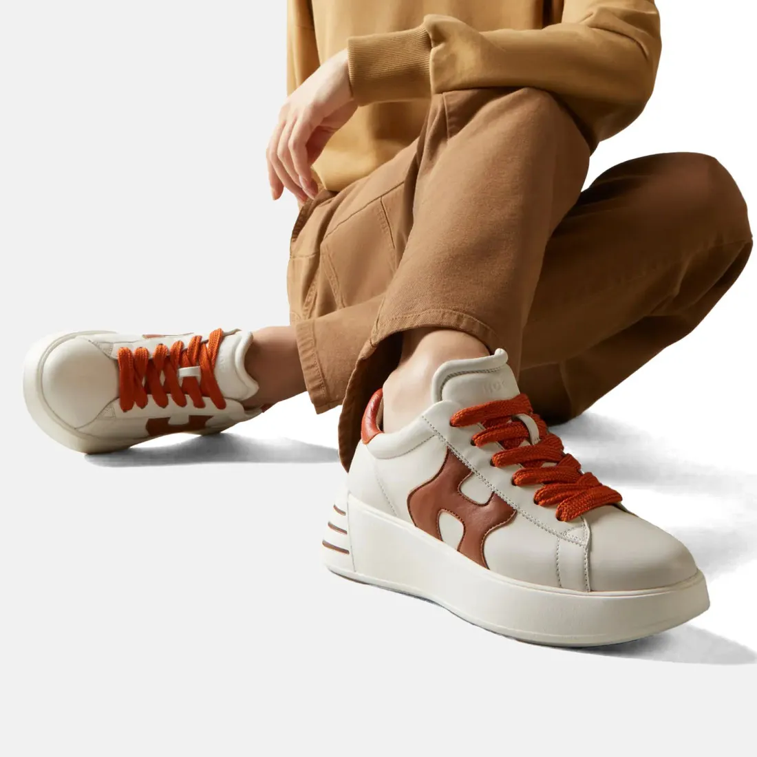 Sneaker Rebel Hogan da donna in pelle bianca e arancione